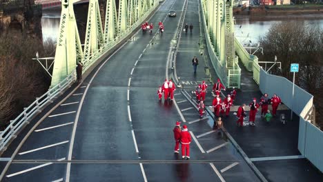 Caridad-Santa-Dash-Divertido-Atropellar-Runcorn-Jubileo-De-Plata-Puente-Vista-Aérea-Acercar-Lentamente