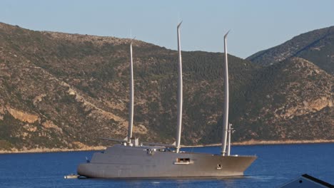 Berühmte-Supersegleryacht,-Die-Im-Malerischen-Hafen-Von-Kefalonia,-Griechenland,-Segelt-–-Weitwinkelaufnahme