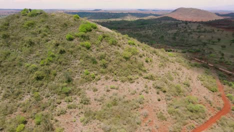 Drone-Mavic-Air-2-Volando-Sobre-La-Colina-En-La-Zona-Desértica-De-La-Sabana-Africana