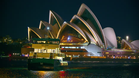 Ferry-De-Pasajeros-Con-Asientos-Vacíos-Navegando-Por-El-Puerto-Con-Vista-Panorámica-De-La-ópera-Detrás-Durante-La-Noche-En-Sydney,-Australia