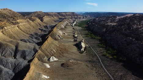 Vista-Aérea-De-Cadenas-Montañosas-Y-Un-Valle-Atravesado-Por-Una-Carretera,-Cacerola