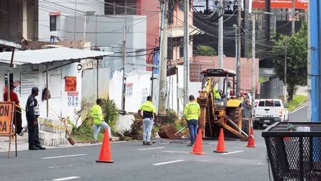 Männer-Beobachten,-Wie-Ein-Hydraulikhammer-Bulldozer-Asphalt-Aufbricht,-Panama-Stadt,-Panama,-Breit,-Straßengraben,-Um-Wasserleitungen-Zu-Reparieren-Oder-Zu-Ersetzen