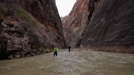 Excursionistas-Que-Suben-Por-La-Caminata-De-Los-Estrechos-En-El-Parque-Nacional-Zion