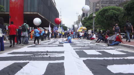 Inclínate-Sobre-Una-Enorme-Pancarta-En-La-Calle-Sao-Paulo-Para-Que-Las-Vidas-De-Los-Negros-Importen