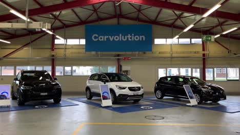 Dolly-Shot-De-Tres-Autos-Listos-Para-Ser-Entregados-A-Nuevos-Clientes-En-La-Sede-Central-De-Carvolution-En-Bannwil,-Suiza