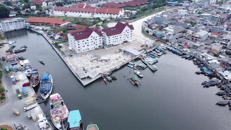 Luftaufnahme-Kleiner-Boote,-Die-Am-Hafen-Lehnen