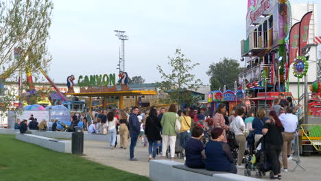 Multitud-De-Personas-Y-Atracciones-En-El-Parque-De-Atracciones-De-Tongeren,-Bélgica-Durante-El-Día