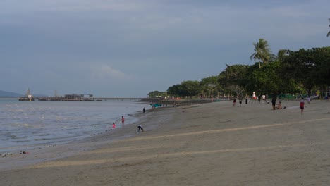 Gente-Disfrutando-Del-Atardecer-En-La-Playa-De-Changi,-Singapur