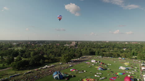 Toma-Aérea-Después-De-Un-Globo-Aerostático-En-La-Gran-Carrera-De-Globos-Aerostáticos-Del-Parque-Forestal