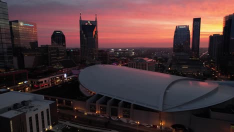 Luftstoß-Bei-Sonnenaufgang-Zur-Skyline-Von-Nashville,-Tennessee