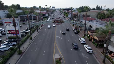 Encino-Commons-Tire-Hacia-Atrás-Antena,-Ventura-Blvd-Sobre-Autos,-Centro-Comercial-Y-Restaurantes