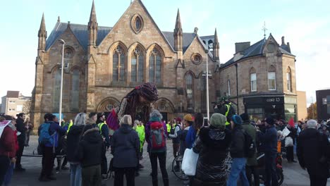 Amal-Conociendo-A-La-Gente-Local-En-Govan