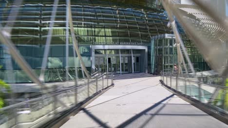 POV-Spaziergang-An-Der-Berühmten-Helix-Brücke,-Die-Das-Marina-Center-Mit-Dem-Marina-South-In-Der-Marina-Bay-Area-In-Singapur-Verbindet