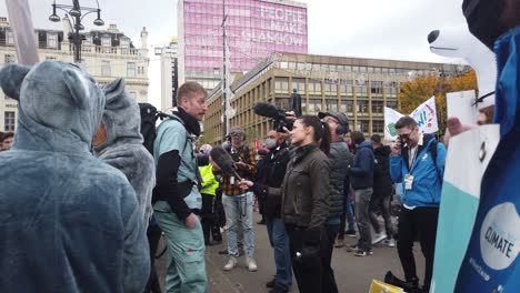 Un-Manifestante-Siendo-Entrevistado-Por-Un-Equipo-De-Televisión-En-George-Square