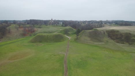 Luftaufnahme:-Mittelalterliche-Hauptstadt-Kernave-Mit-Grünen-Hügeln-Im-Herbst