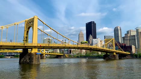 Vista-Panorámica-Del-Puente-Andy-Warhol-Visto-Desde-El-Paseo-Marítimo-Del-Río-Allegheny-Con-El-Centro-De-Pittsburgh-Al-Fondo