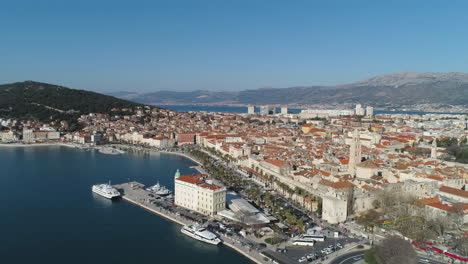 órbita-Aérea-Alrededor-Del-Puerto-De-Split,-Croacia-Con-Edificios-De-La-Ciudad