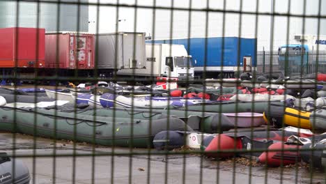 Boote,-Mit-Denen-Die-Migranten-Den-Ärmelkanal-überquerten,-Werden-Von-Der-Britischen-Grenztruppe-Beschlagnahmt-Und-In-Der-Nähe-Von-Dover-In-Kent,-Großbritannien,-Gelagert