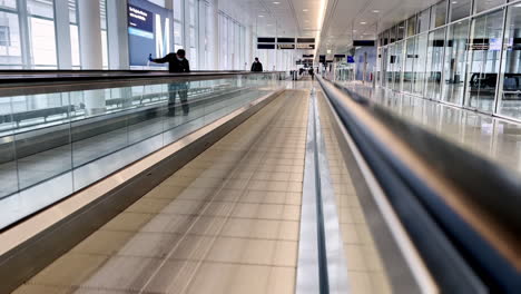 moving-sidewalk-at-munich-international-airport-in-germany