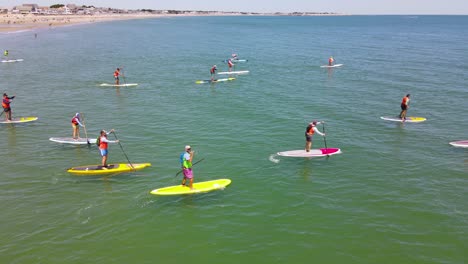 Paddleboarders-Propulsando-Sus-Tablas-Durante-El-Evento-De-Carreras-En-Duxbury-Beach