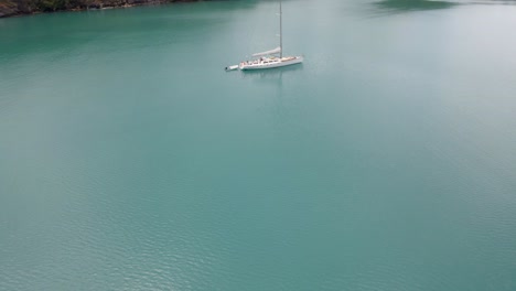 Velero-Eureka-Ii-Anclado-En-La-Entrada-De-Nara-Con-Tranquilas-Aguas-Azules---Isla-Whitsunday-En-Qld,-Australia