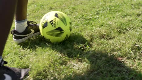 Zeitlupenansicht-Eines-Afroamerikanischen-Fußballspielers-Mit-Dem-Ball-Auf-Dem-Fußballplatz