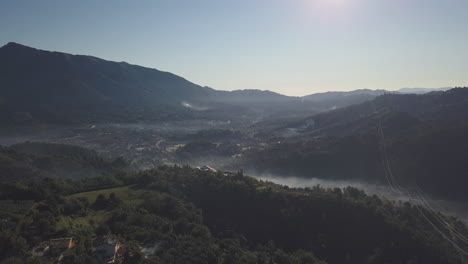 Niebla-Mística-Sobre-Un-Pueblo-Misterioso-Sobre-Las-Colinas