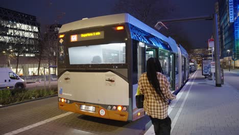 Electric-bus-ready-to-depart-after-charging-battery