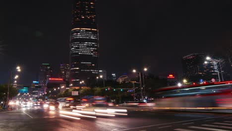 Timelapse-De-La-Calle-Nocturna-De-La-Ciudad-De-Seúl---Tráfico-De-Automóviles-En-Cruces-Cerca-Del-Centro-Comercial-Lotte-World-Tower