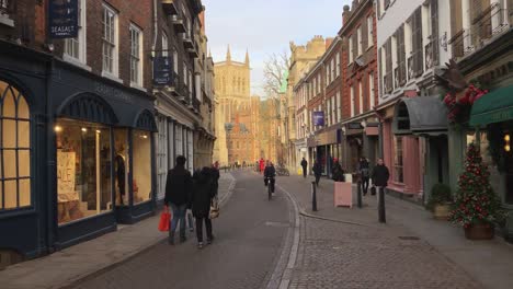 Menschen-Gehen-Entlang-Der-St.-Johns-Street-Im-Zentrum-Von-Cambridge,-Großbritannien