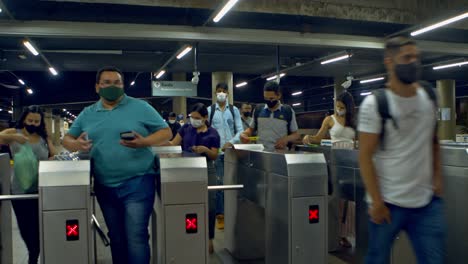 Los-Pasajeros-Deslizan-Sus-Tarjetas-De-Tarifa-En-El-Torniquete-Para-Ingresar-A-La-Estación-De-Metro---Lapso-De-Tiempo