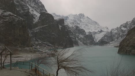 Mirando-Desde-El-Punto-De-Vista-A-Través-Del-Río-A-Las-Montañas-Cubiertas-De-Nieve-En-El-Valle-De-Hunza