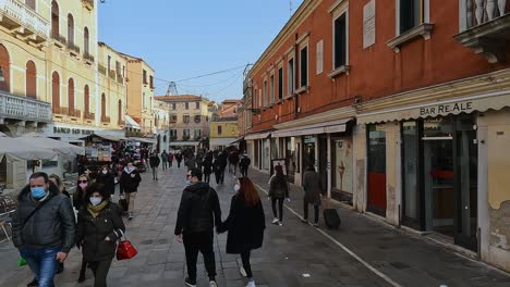 Menschen-Gehen-Im-Stadtteil-Cannaregio-In-Venedig-In-Italien-Spazieren