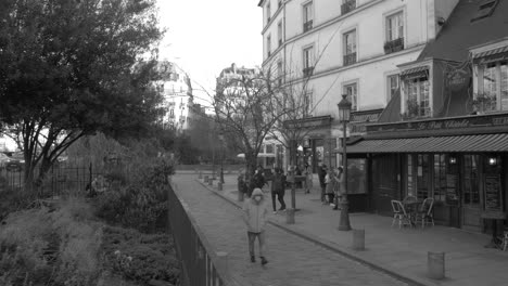 Escena-En-Blanco-Y-Negro-De-Personas-Fuera-De-Un-Restaurante-En-El-Barrio-Latino-De-París-En-Francia