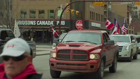 Autos-Lastwagen-Mit-Flaggen-Calgary-Protest-Zeitlupe-5.-Februar-2022