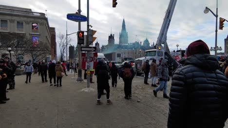 Multitudes-Reunidas-En-El-Centro-De-Ottawa