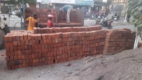 Indische-Arbeiter-Luden-Auf-Der-Baustelle-Ziegel-Vom-Traktor-Ab