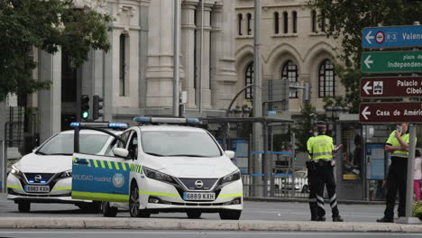 Die-örtliche-Polizei-Patrouilliert-Auf-Der-Straße-Der-Stadt-In-Madrid,-Spanien