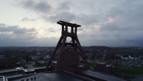 Eje-Xii-Torre-De-Bobinado-Minería-Headframe-En-Zeche-Zollverein,-Ruedas-Girando,-Antena-De-Drone