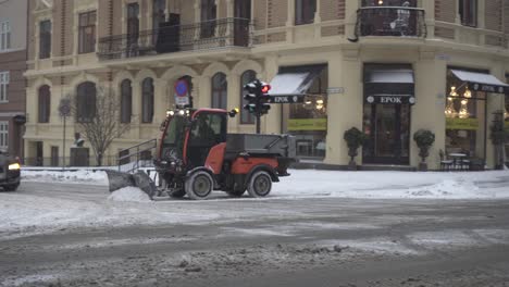 Vehículo-De-Servicio-De-Invierno-Limpiando-La-Nieve-En-La-Calle-En-Invierno-En-Oslo,-Noruega