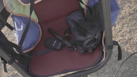 Radio-De-Seguridad-Y-Guantes-Sentados-En-Un-Asiento-De-Parapente,-Equipo-De-Seguridad-Aislado