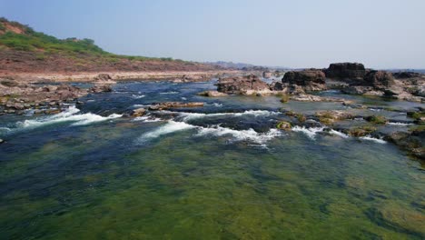 Toma-Panorámica-De-La-Corriente-De-Agua-En-La-India