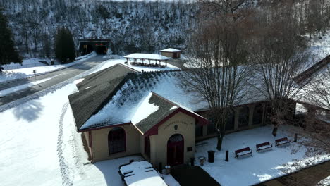 Centro-De-Visitantes-De-La-Curva-De-Herradura-Y-Funicular-En-La-Nieve-Del-Invierno