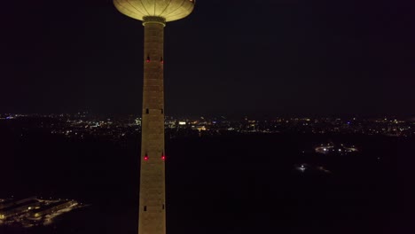 Aérea:-Luces-Amarillas-Brillan-En-La-Torre-De-Televisión-De-Vilnius-El-Día-Del-Restablecimiento-Del-Estado-De-Lituania