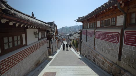 Erhöhte-Landschaft-Des-Hanok-Dorfes-Bukchon-In-Seoul,-Südkorea-Mit-Dem-Seoul-Tower-Im-Hintergrund