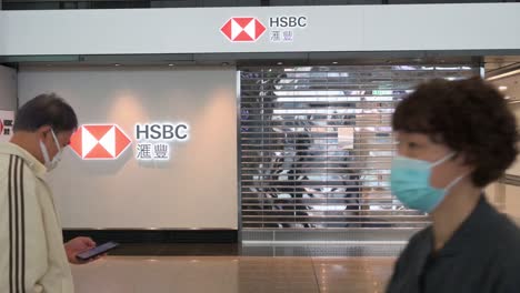 Ein-Geschlossenes-Britisches-Multinationales-Bank--Und-Finanzunternehmen,-Hsbc-Bank,-Am-Internationalen-Flughafen-Von-Hongkong,-Da-Die-Meisten-Geschäfte-Aufgrund-Der-Ausbreitung-Der-Covid-19-Variante-Geschlossen-Wurden