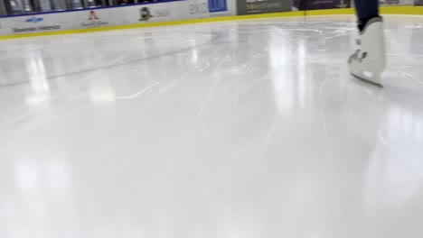 Gente-Patinando-Sobre-Hielo-En-La-Arena-De-Hockey