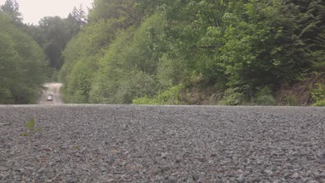 Kia-Rio-Schrägheck-Fährt-Schnell-Auf-Unbefestigter-Schotter-Forststraße-Auf-Einem-Bergpfad-In-Squamish,-BC