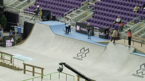 Skateboarder-Machen-Tricks-Beim-X-Games-Wettbewerb-In-Der-Skate-Bowl,-Rote-4K-Zeitlupenkamera