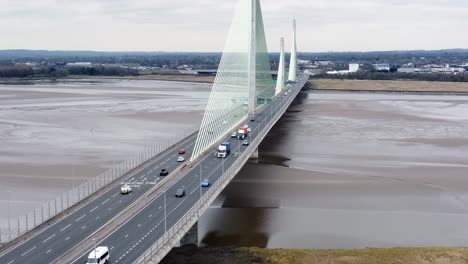 Mersey-Gateway-Wahrzeichen-Luftaufnahme-über-Mautpflichtiger-Hängebrücke,-Flussüberquerung,-Ausleger,-Aufnahme